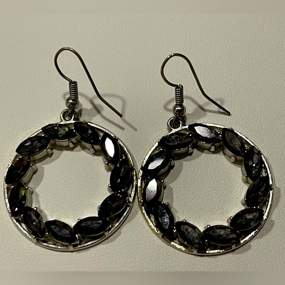 French hook earrings. Faceted gray set in silver-tone. - Picture 2 of 9